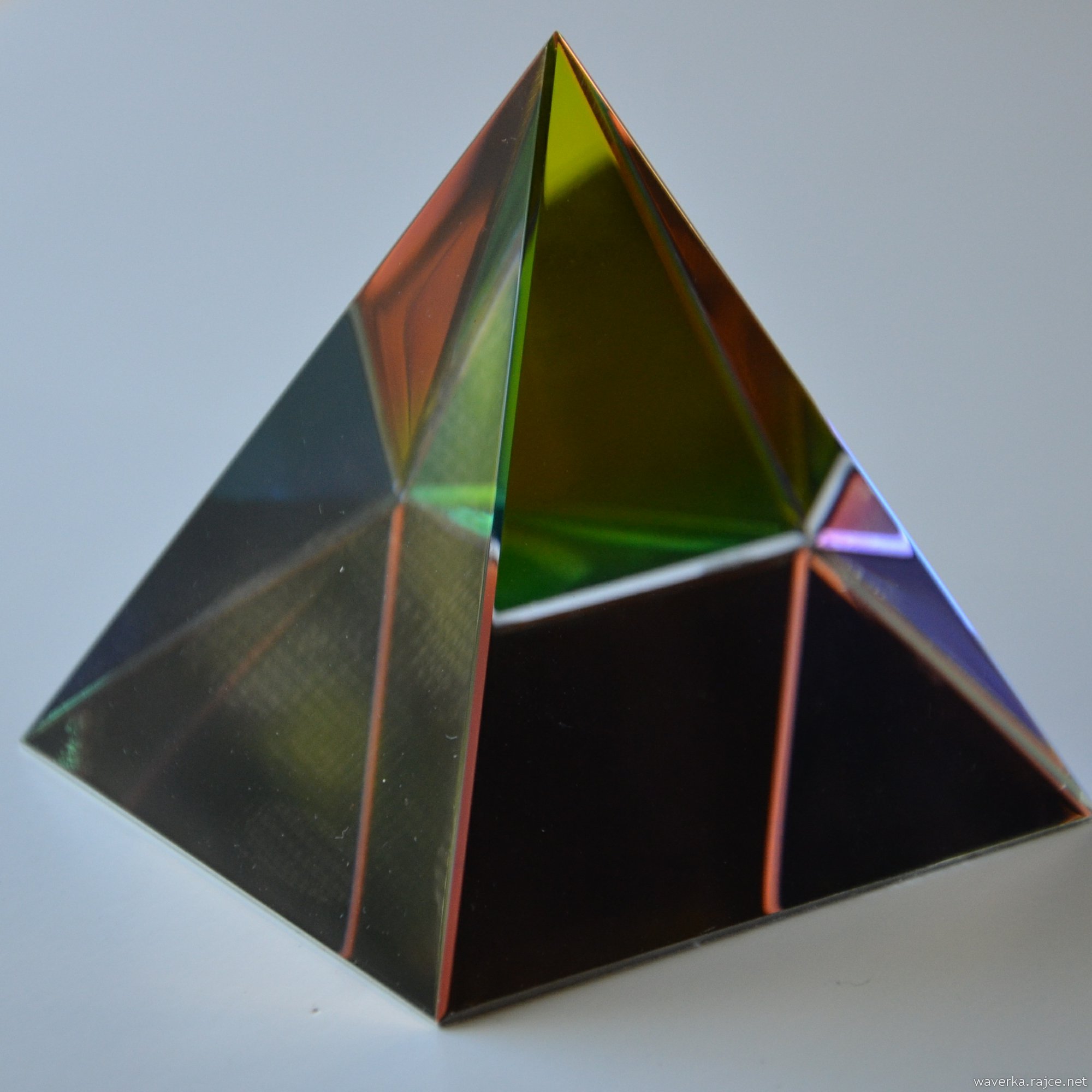 Duhová pyramida 80 mm