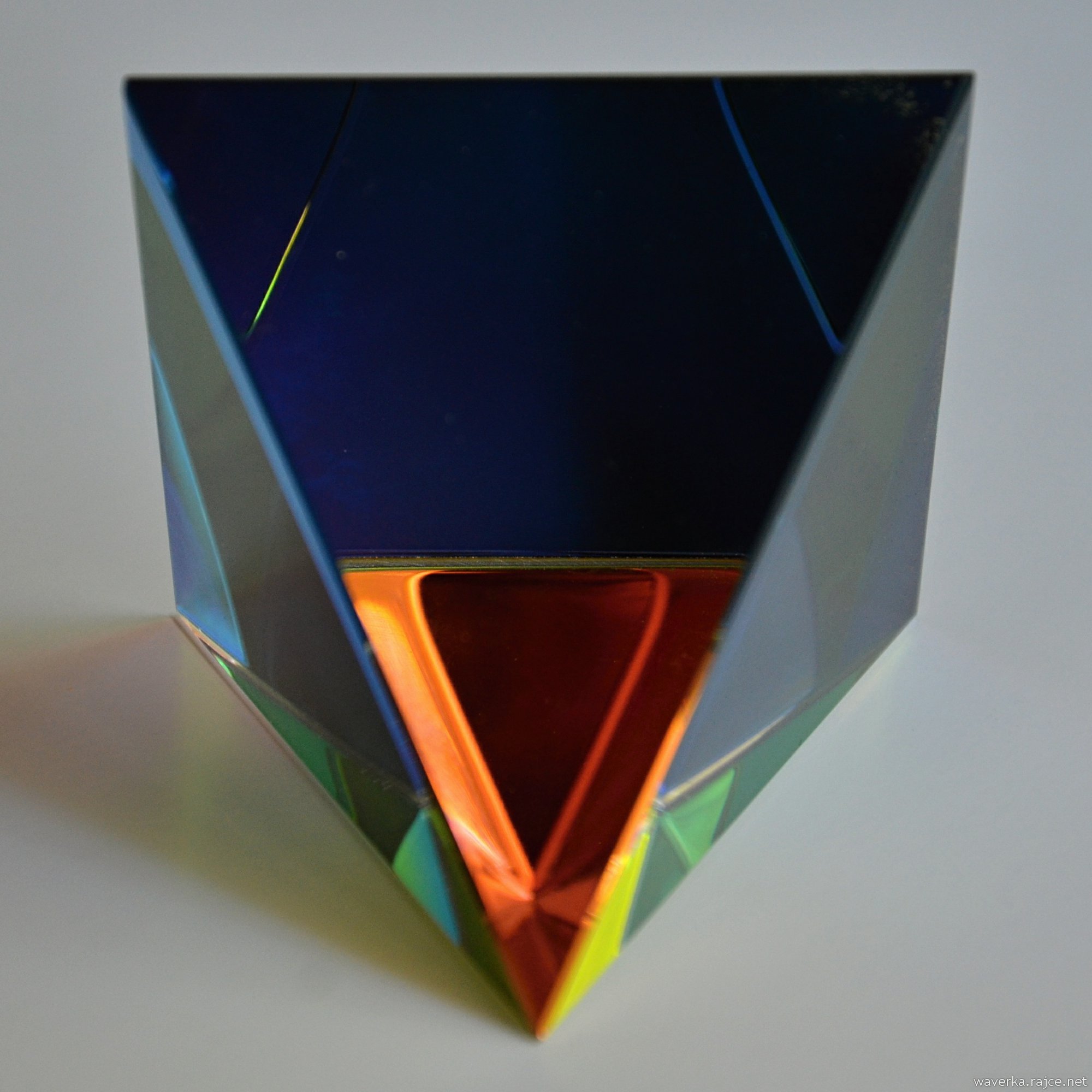Duhová pyramida 80 mm