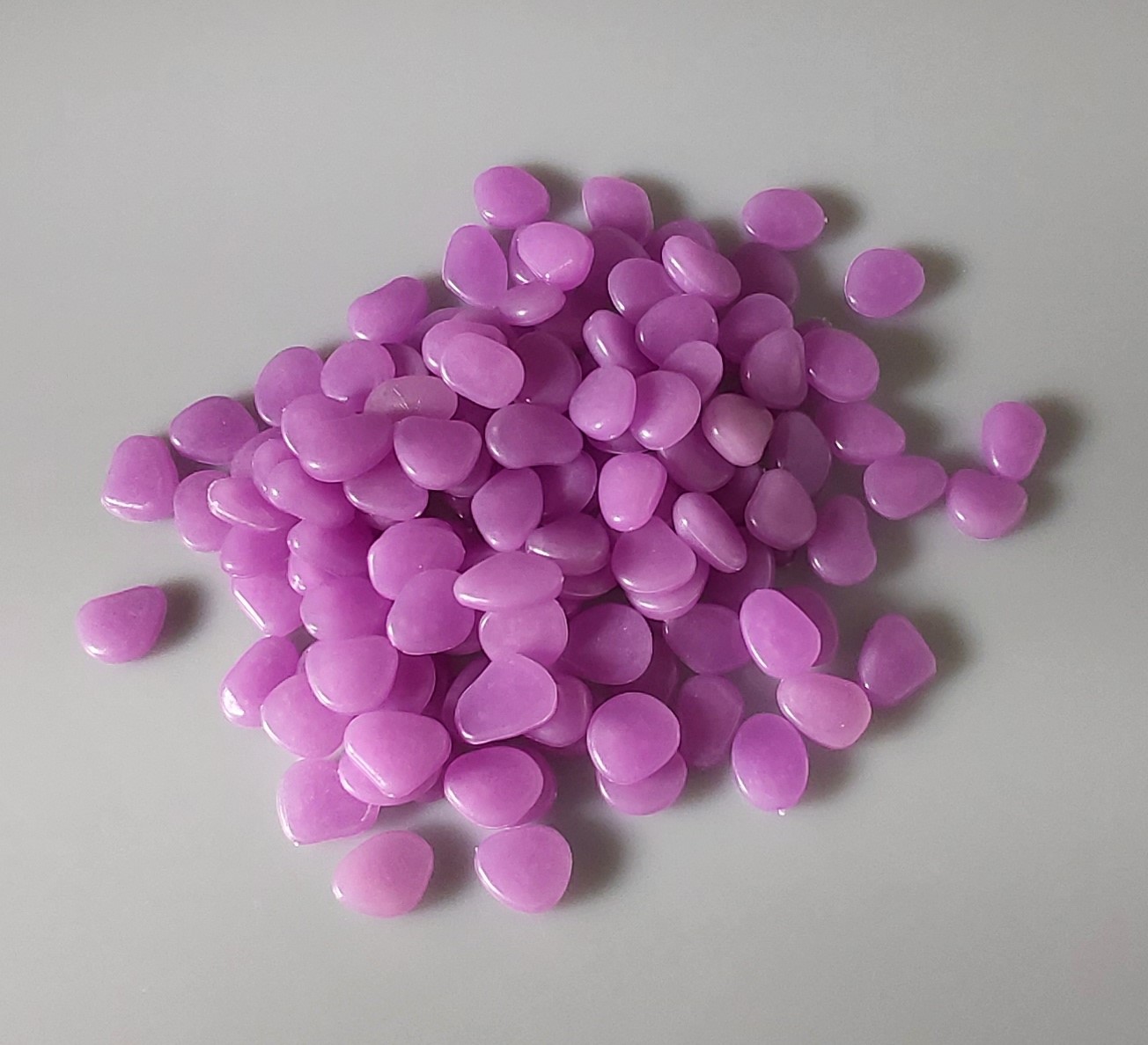 Fosforeskující oblázky-fialková, cena za 250 g