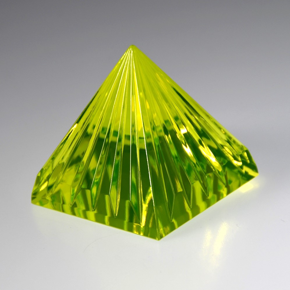 Pyramida vroubkovaná z uranového skla, 60x60x60 mm, svítící pod UV paprsky