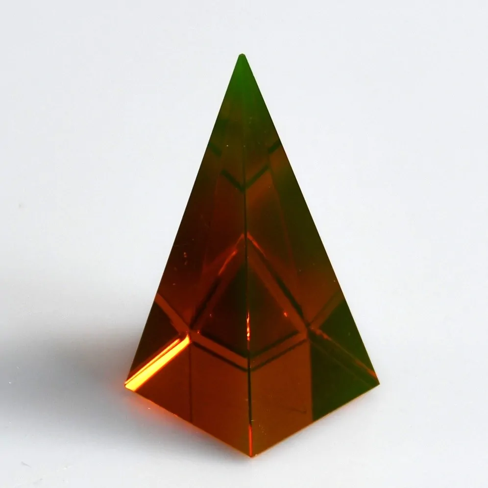 Pyramida z uranového skla - medová, 35x35x70 mm, svítící pod UV paprsky