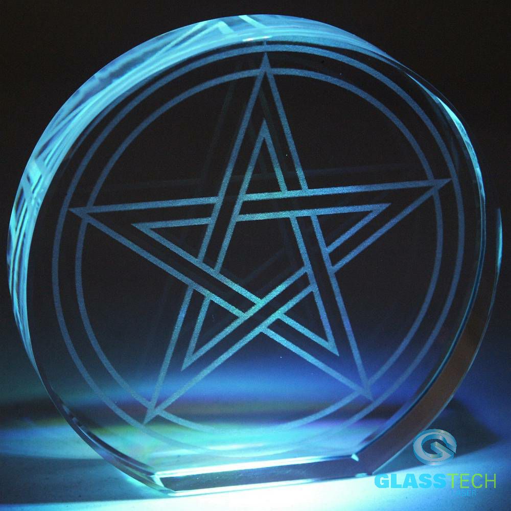 Pentagram laserovaný ve skleněném těžítku