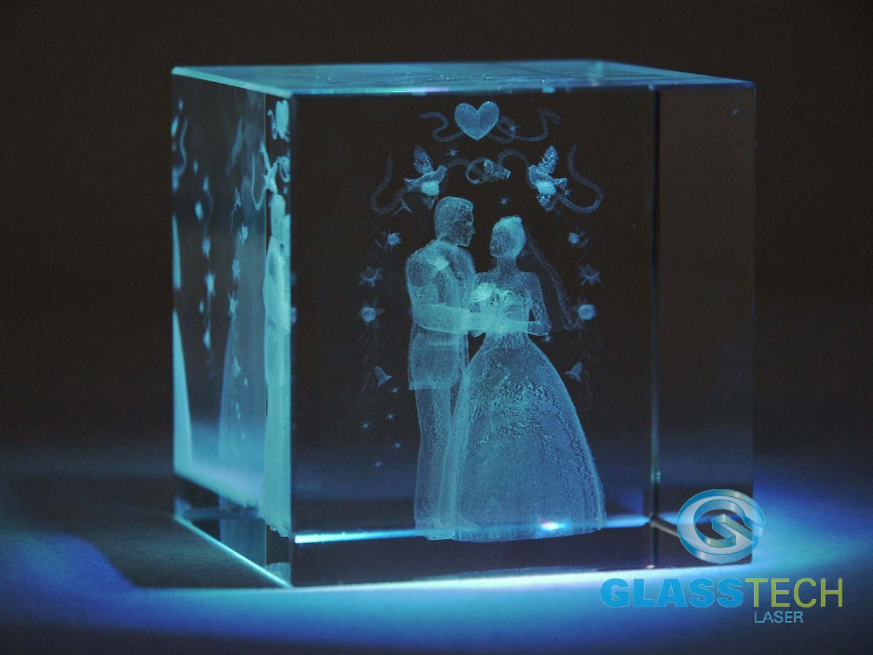 3D svatebčané ve skleněné krychli 60 mm