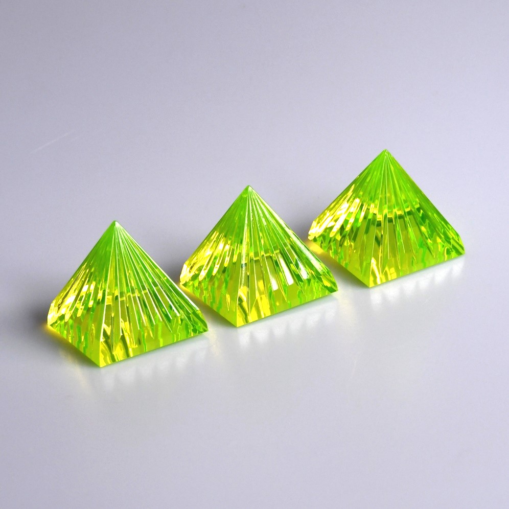 Pyramida vroubkovaná z uranového skla, 60x60x60 mm, svítící pod UV paprsky