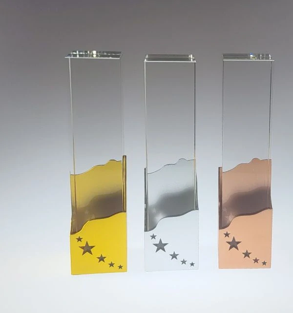 Kvádr v kovovém stojanu-zlatý