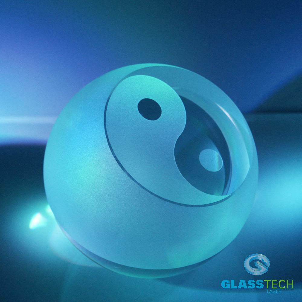 Těžítko Jin-Jang křišťál, pískované i z boku - 100 mm