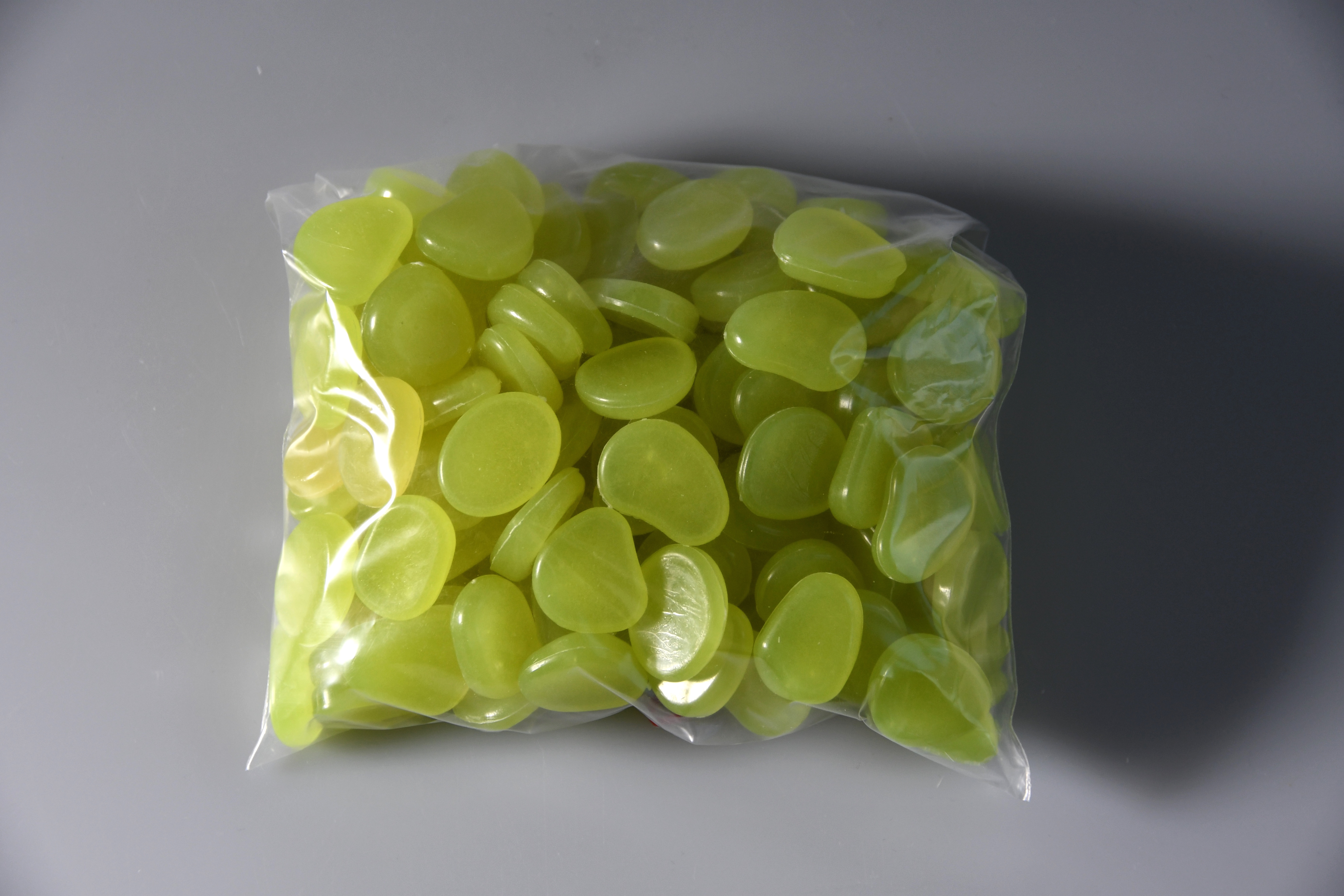 Fosforeskující oblázky-žluto-zelená,cena za 250 g