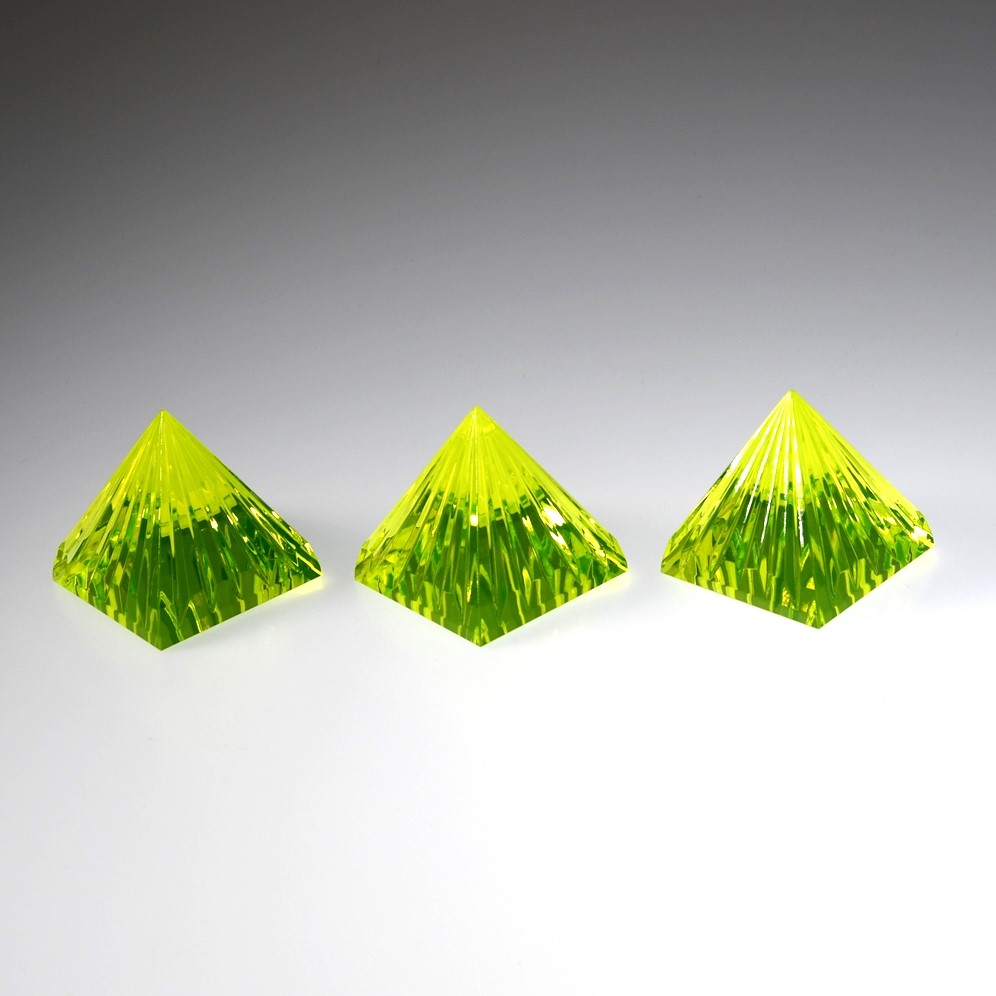 Pyramida vroubkovaná z uranového skla, 60x60x60 mm, svítící pod UV paprsky