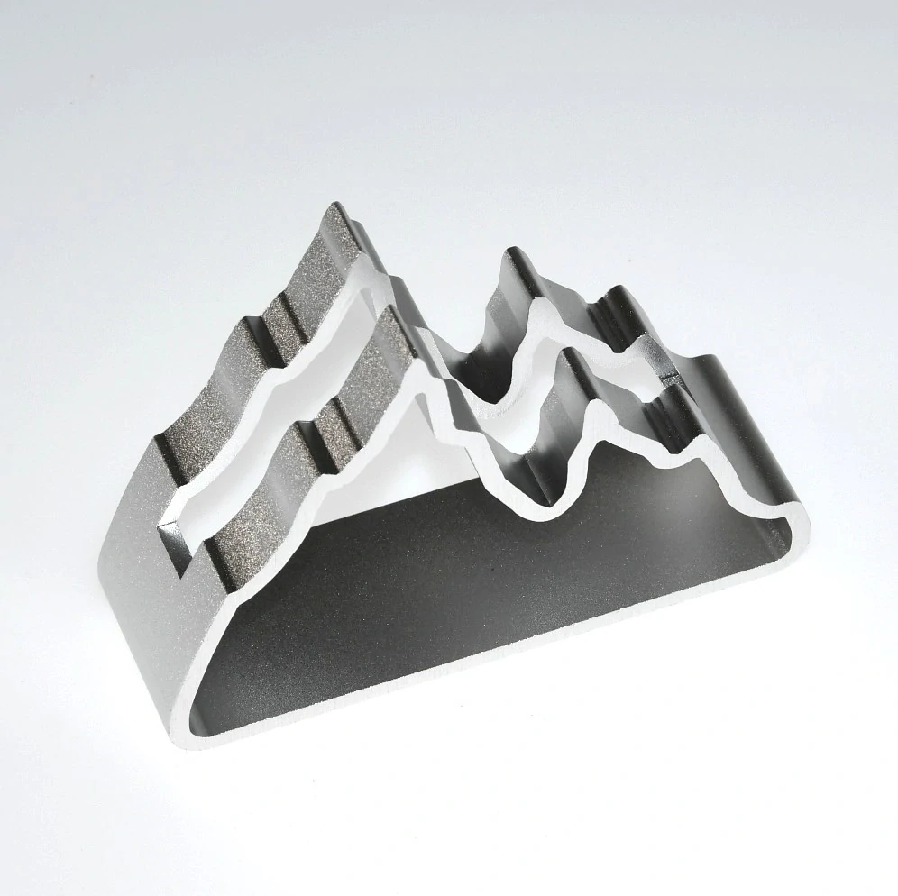 Plaketa kulatá v kovovém stojánku-hory stříbrné