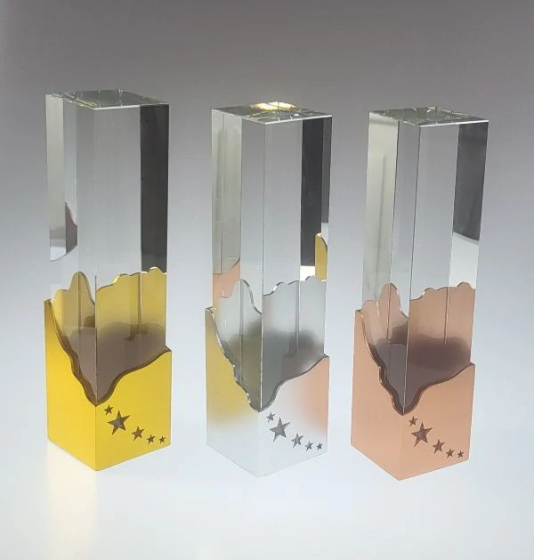 Kvádr v kovovém stojanu-zlatý