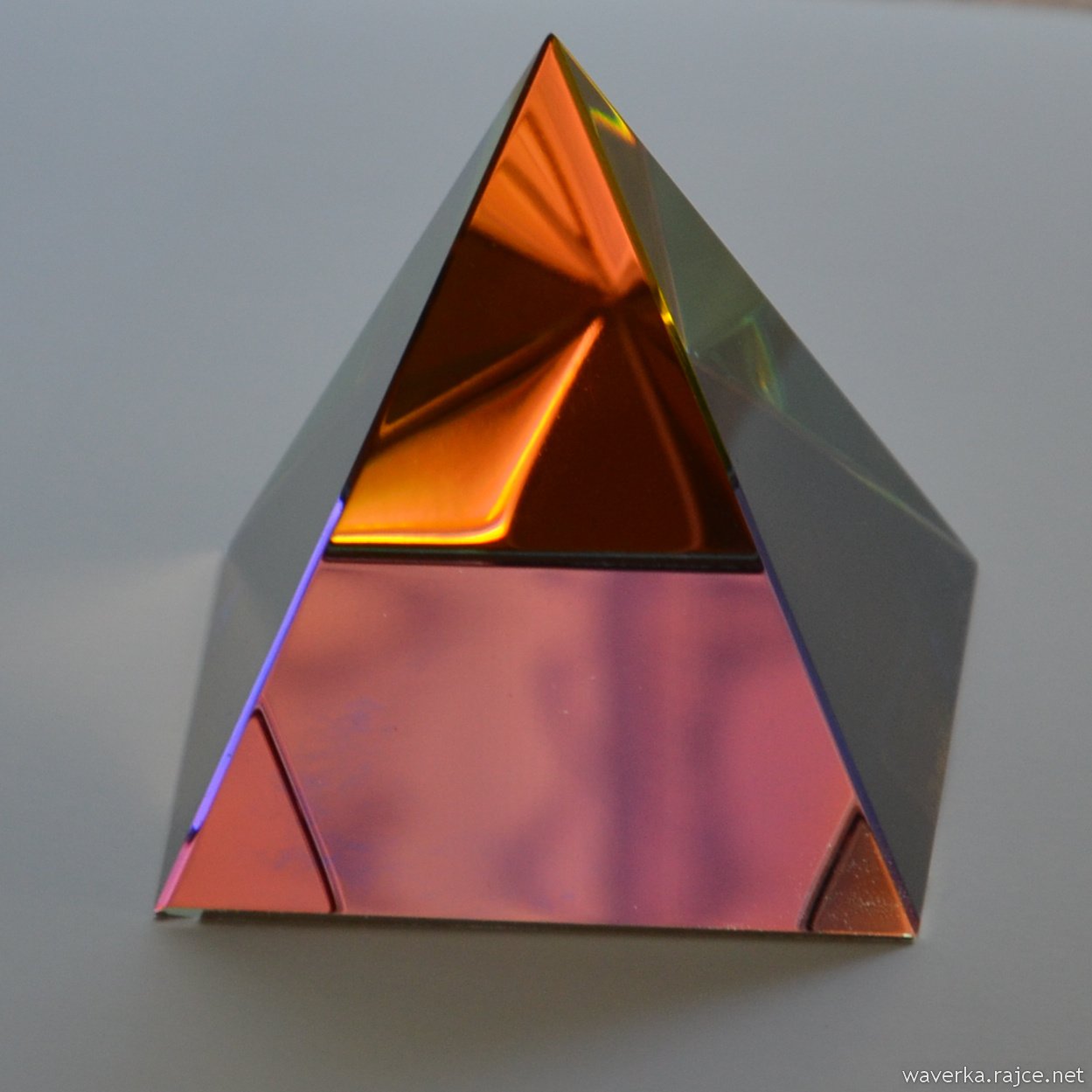 Duhová pyramida 40 mm