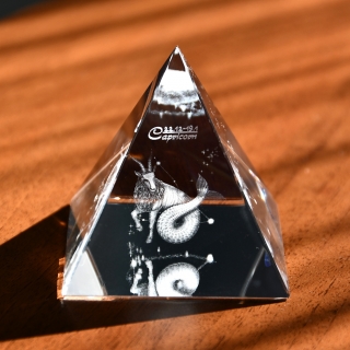 3D znamení KOZOROHA - skl.pyramidě 60 mm 