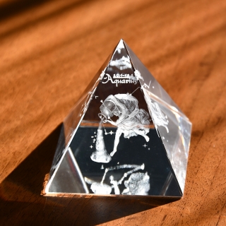 3D znamení VODNÁŘE - skl.pyramidě 60 mm 