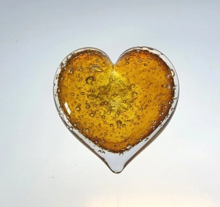 Skleněné srdce medové s bublinkami